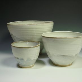 White ceramic nestling bowl set